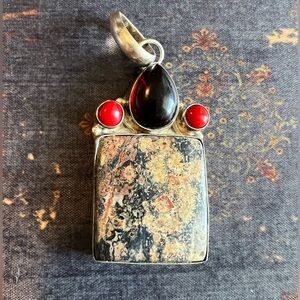 Stunning Sterling silver pendent with natural garnet coral stones